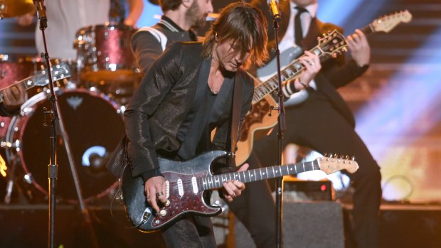 Keith Urban performed his new single 'Female' at the awards.