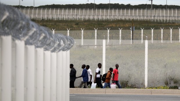 A concrete wall will be built in Calais to extend the existing barriers.
