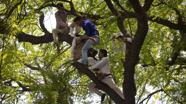 Volunteers of the Aam Admi Party try to rescue Gajendra Singh Rajput, who hanged himself during a farmers' rally in New Delhi.