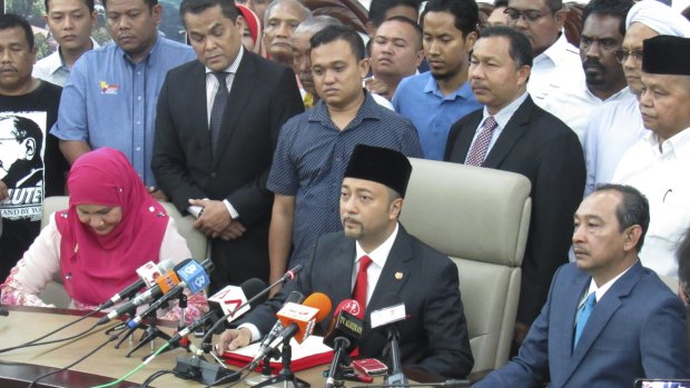 Mukhriz Mahathir, centre, the son of former Malaysian prime minister Mahathir Mohamad, at a press conference on Wednesday. 