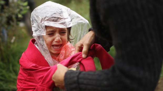 Cold and rain is making the journey difficult for refugees. A child has had enough on Thursday en route from Serbia.