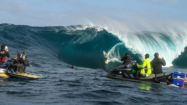 Massive 6.5m waves around the south west coast of WA attracting surfers and photographers to the secret surf spot. 