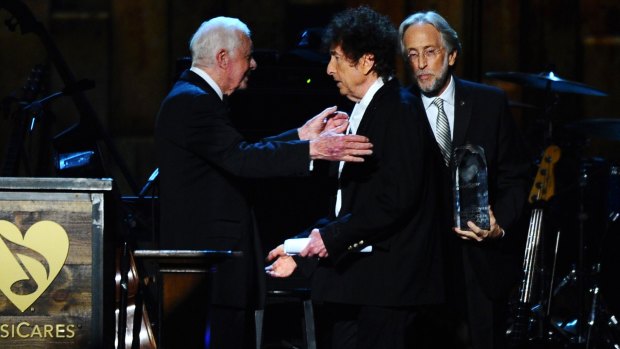 Jimmy Carter presents Bob Dylan with the award for the 2015 MusiCares Person of the Year.