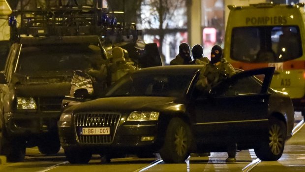 Belgian police launched an anti-terror raid linked to last year's Paris attacks in a Brussels neighbourhood on Tuesday. 