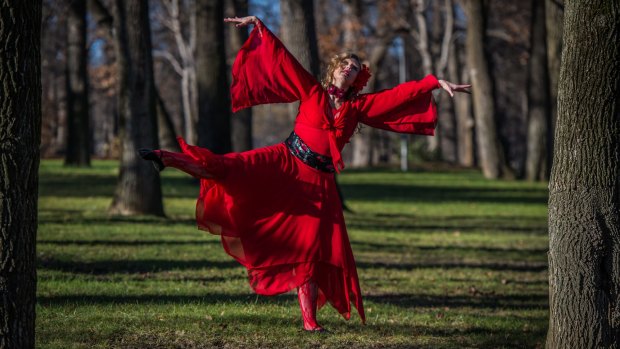 Dancer Brooke Thomas has choreographed the dance to be almost an exact replica of the 1978 Kate Bush music video.