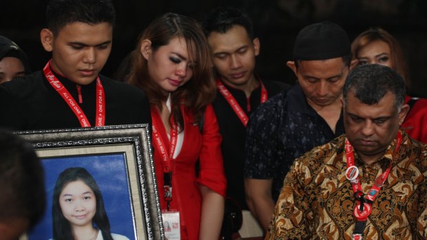 AirAsia CEO Tony Fernandes (right) attends a funeral ceremony for Khairunisa, a flight attendant onboard AirAsia flight QZ8501, in Palembang on January 2.