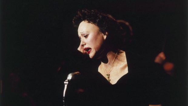 Cotillard as Edith Piaf in <i>La Vie en Rose</i>.