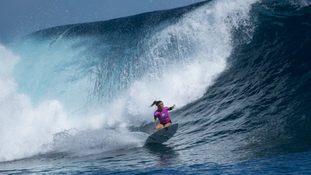 Sally Fitzgibbons competing with a perforated eardrum in Fiji last year.