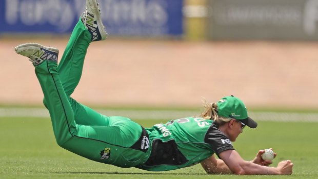  Meg Lanning takes a spectacular diving catch to dismiss Rachael Haynes of the Thunder during a Women's Big Bash League match.
