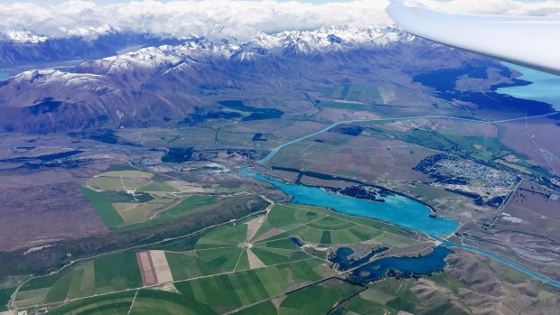 Environmentalists and farmers are clashing over the Mackenzie Basin, an area known for its scorched-brown grasslands and crystal-blue lakes.