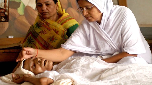 Jain nun Kiran Godre, right, attending to Ratan Bai, a 75-year-old woman in 2005, as she waited for death.