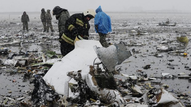 Russian Emergency Ministry employees at the crash site.
