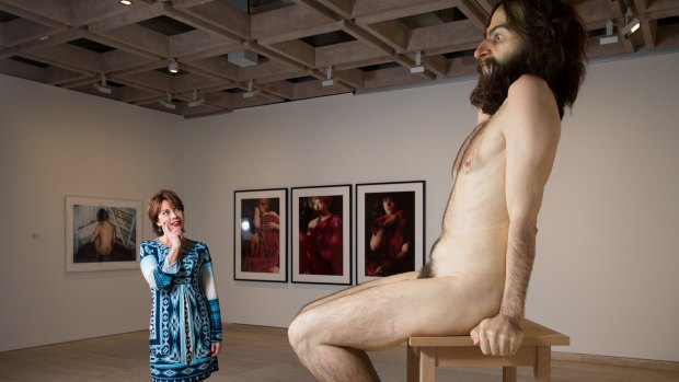 Author Kathy Lette with Ron Mueck's sculpture <i>Wild Man</i> at the Art Gallery of NSW.