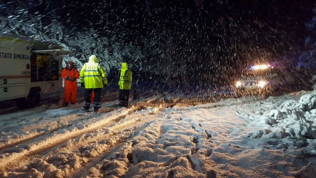 The SES is on the way to rescue two men who have been trapped by the snow since Saturday.