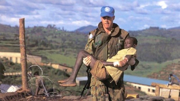Gittoes’ famous photo of an SAS trooper and massacre survivor in Rwanda. 