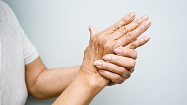 Experts say it's unlikely that knuckle-cracking leads to arthritis. 