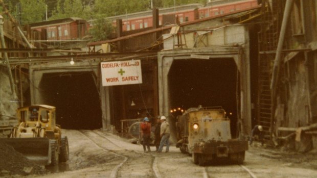 Building the City Loop near Jolimont back in October 1977.