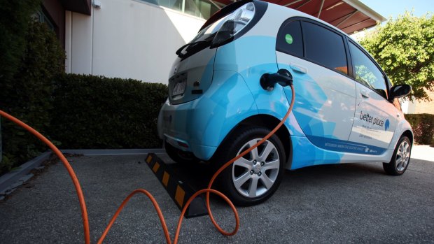 Electric car targets could help reduce transport emissions in the ACT, a new report says.