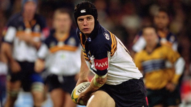 Stephen Larkham playing for the Brumbies in 2001.