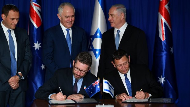 Malcolm Turnbull and Benjamin Netanyahu watch Australian ambassador to Israel Chris Cannan and Director General of the Israeli Ministry of Defence Ehud Adam sign Defence Industries Agreements.
