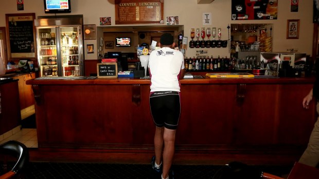 Mr Abbott orders a beer at the Vandenberg Hotel in Forbes during the 2016 Pollie Pedal tour.
