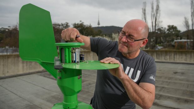 ANU Professor Simon Haberle runs a pollen monitoring website in Canberra. 