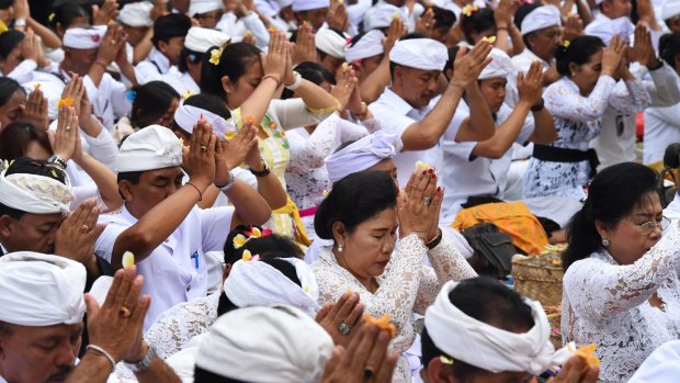 The Bali Hindu Association has appealed for people to pray together at noon for Mount Agung not to erupt.