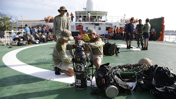 Indonesian navy divers prepare to search the site of the AirAsia crash on January 1.