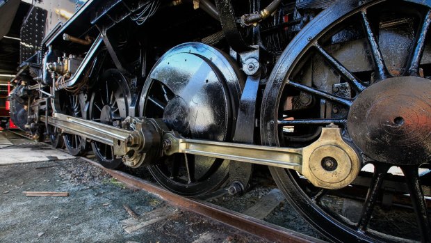 Driving and connecting rods on the Beyer Garratt 6029 at the Canberra Railway Museum. 
