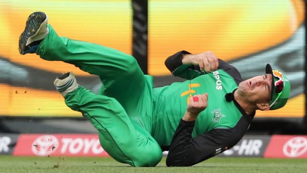 Kevin Pietersen dives to take a catch to dismiss Sunil Narine.