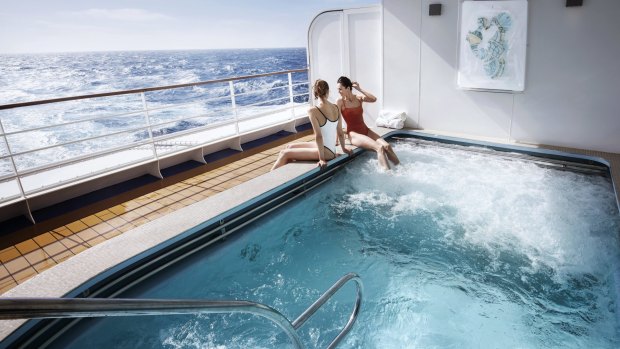 The outdoor jacuzzi at the Zagara Beauty Spa on board Silver Muse.