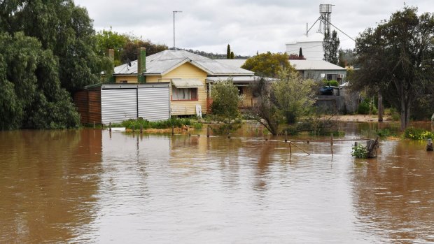 A house on the edge of the Avoca river as the flood waters rise at Charlton on Friday.
