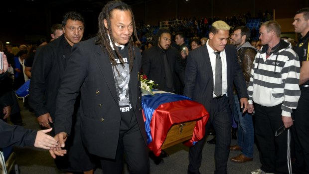 Tana Umaga, Chris Masoe, Filo Tiatia and Ma'a Nonuu carry the coffin.