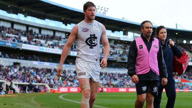 Carlton's Sam Rowe heads to the change rooms with a knee injury.