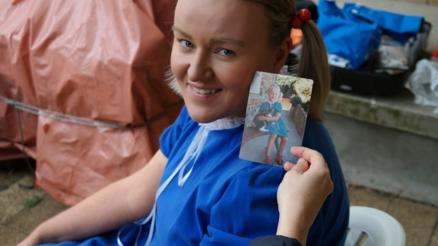 Alina Murphy on the set with her old photo.