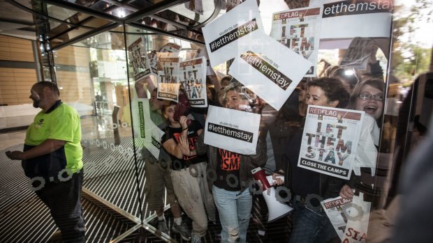 Protesters tried to enter the foyer of the Immigration Department on Tuesday, protesting against the government's refugee policy.