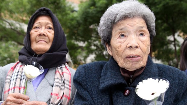 Former comfort women, Estelita Dy (left), from the Philippines, and Cheng Chen-tao from Taiwan, in Taiwan earlier this month. 