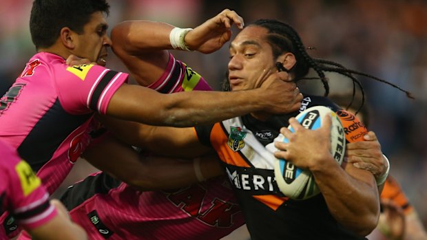 Hard to handle: Martin Taupau.