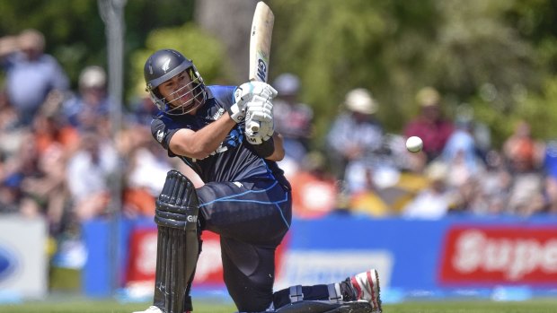 Ross Taylor pulls a delivery to the square-leg fence during his innings of 59.