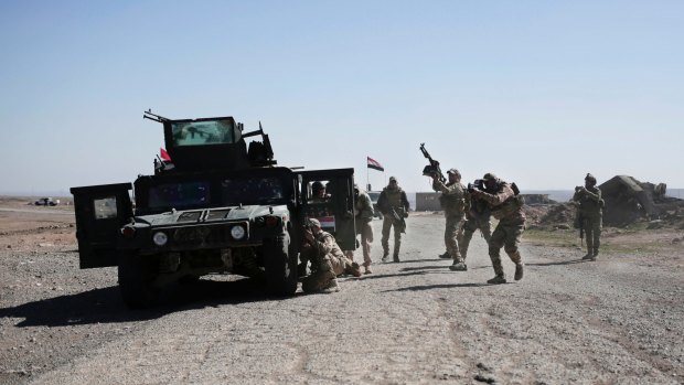 Iraqi Federal Police forces have pushed into the southern outskirts of Mosul on the second day of a new push to drive Islamic State militants from the city's western half. 