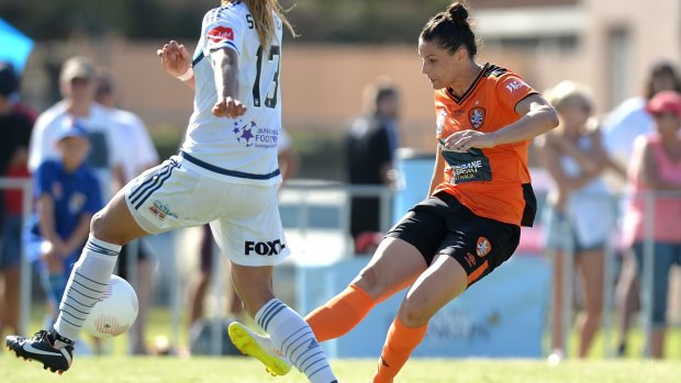 Emily Gielnik drives the ball forward for the Roar in the W-League match against Melbourne Victory.