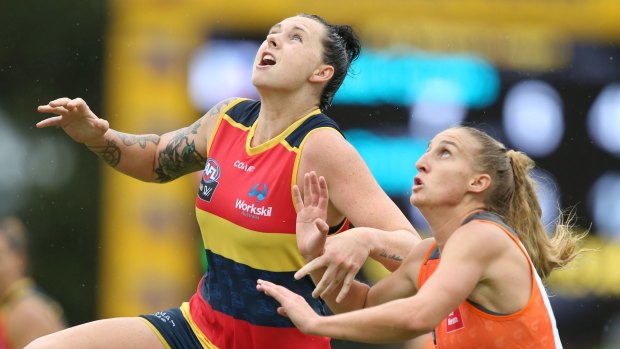 Rhiannon Metcalfe of the Crows competes with Clare Lawton of the Giants on Saturday.