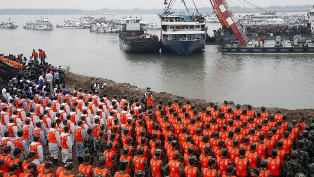 Rescue workers in a moment of silence on Sunday to mark the seventh day - a key mourning day in Chinese culture - since the Eastern Star went down in the Jianli section of Yangtze River.
