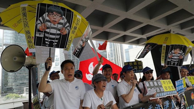 Pro-China protesters chant slogans outside the high court before a ruling on young pro-democracy activists on Thursday.