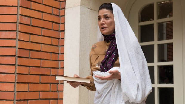 Shohreh Aghdashloo's maid Habibeh is torn between loyalty to her employers and her son's revolutionary fervour.