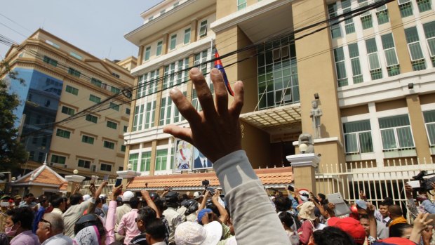 Kim Sok supporters stage a rally against a defamation case filed by PM Hun Sen after the political commentator blamed the government for the murder of political analyst, Kem Ley, last year. 