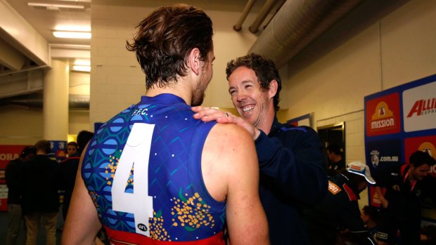  Robert Murphy of the Bulldogs chats with acting captain Marcus Bontempelli.