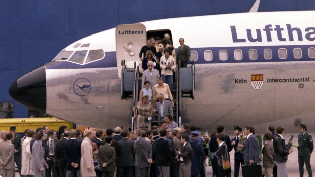 The first freed hostages step down the gangway after landing at Frankfurt am Main's airport in 1977. 