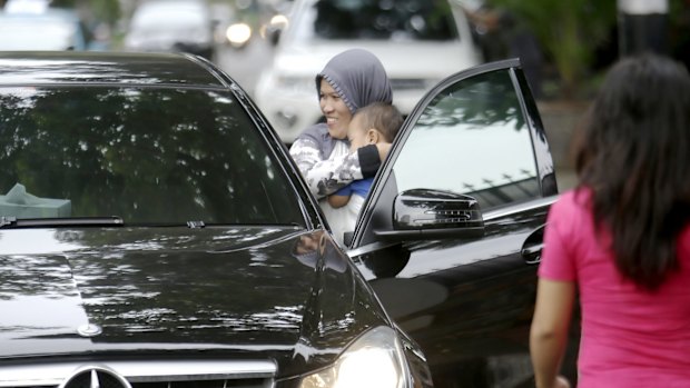 Yanti offering her services as a "jockey" to a Jakarta driver. 