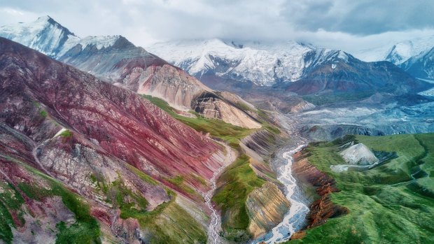 把你的登山靴;吉尔吉斯斯坦是壮观的徒步旅行。